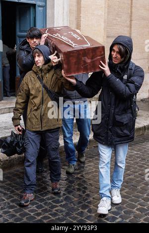 Roma, Italie. 20 décembre 2024. Studenti protestano nei presi di p.zza Montecitorio contro i tagli alle universit&#xe0;, Roma, Venerd&#xec;, 20 Dicembre 2024 (Foto Roberto Monaldo/LaPresse) protestations d'étudiants près de la Chambre des députés contre les coupes dans les universités, Rome, vendredi 20 décembre 2024 (photo de Roberto Monaldo/LaPresse) crédit : LaPresse/Alamy Live News Banque D'Images