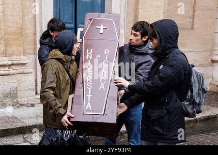 Roma, Italie. 20 décembre 2024. Studenti protestano nei presi di p.zza Montecitorio contro i tagli alle universit&#xe0;, Roma, Venerd&#xec;, 20 Dicembre 2024 (Foto Roberto Monaldo/LaPresse) protestations d'étudiants près de la Chambre des députés contre les coupes dans les universités, Rome, vendredi 20 décembre 2024 (photo de Roberto Monaldo/LaPresse) crédit : LaPresse/Alamy Live News Banque D'Images