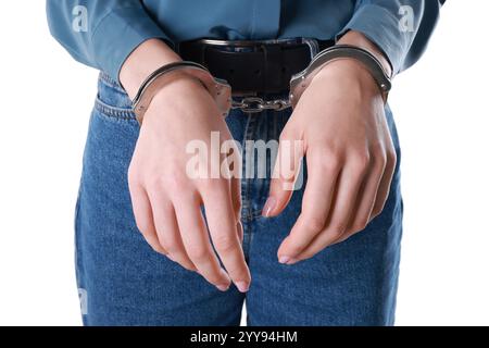 Femme en menottes métalliques sur fond blanc, gros plan Banque D'Images