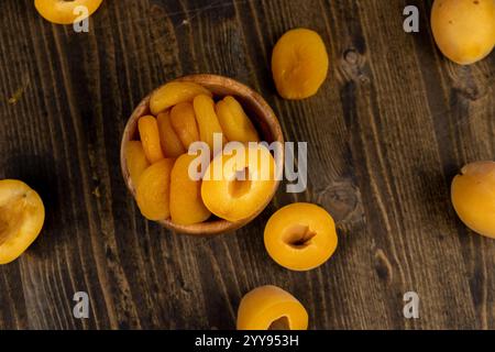 morceaux sucrés séchés d'abricots dénoyautés et d'abricots frais juteux Banque D'Images