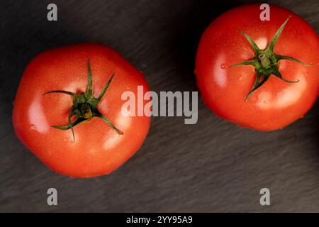tomates rouges mûres sur la table, tomates molles fraîches pour les salades Banque D'Images