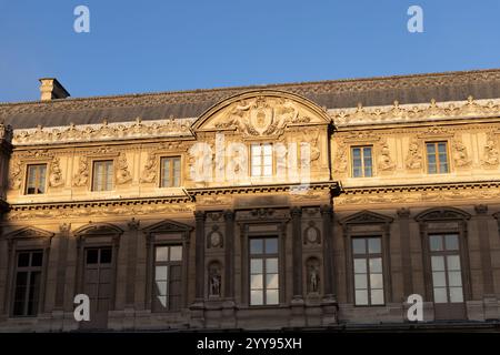 Découvrez la grandeur et la beauté extraordinaires des musées du Louvre magnifique et emblématique façade située à Paris, France - 24 octobre 2024 Banque D'Images