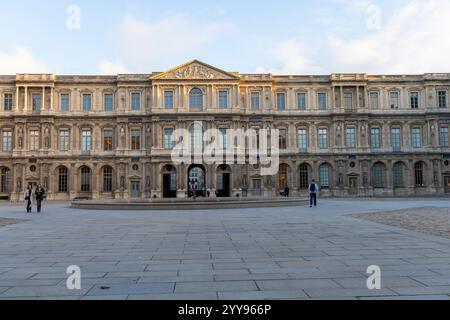 Découvrez la grandeur et la beauté extraordinaires des musées du Louvre magnifique et emblématique façade située à Paris, France - 24 octobre 2024 Banque D'Images