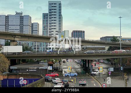 Glasgow, Écosse, Royaume-Uni. 20 décembre 2024. La gare de Noël a vu les passagers frénétiques du vendredi impliqués dans une escapade pour les vacances sur l'autoroute clydeside. Crédit Gerard Ferry /Alamy Live News Banque D'Images