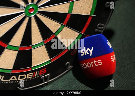 Vue générale d'un filtre pop de micro Sky Sports à côté d'un jeu de fléchettes pendant la sixième journée du Championnat du monde de fléchettes Paddy Power à Alexandra Palace, Londres. Date de la photo : vendredi 20 décembre 2024. Banque D'Images