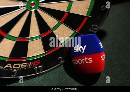 Vue générale d'un filtre pop de micro Sky Sports à côté d'un jeu de fléchettes pendant la sixième journée du Championnat du monde de fléchettes Paddy Power à Alexandra Palace, Londres. Date de la photo : vendredi 20 décembre 2024. Banque D'Images