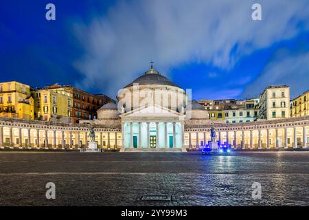 Naples, Italie à Piazza del Plebiscito la nuit. Banque D'Images