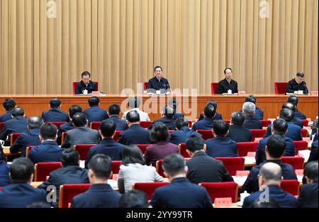 Pékin, Chine. 20 décembre 2024. Le vice-premier ministre chinois Ding Xuexiang, également membre du Comité permanent du Bureau politique du Comité central du Parti communiste chinois, assiste à une conférence nationale sur la construction du Parti dans les établissements d'enseignement supérieur, à Pékin, capitale de la Chine. La conférence s'est tenue du jeudi au vendredi. Crédit : Zhang Ling/Xinhua/Alamy Live News Banque D'Images