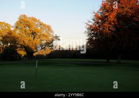 Vue du 18th Green au 1st Fairway un jour d'automne, Coombe Golf Club, Richmond-upon-Thames, Surrey, Angleterre Banque D'Images