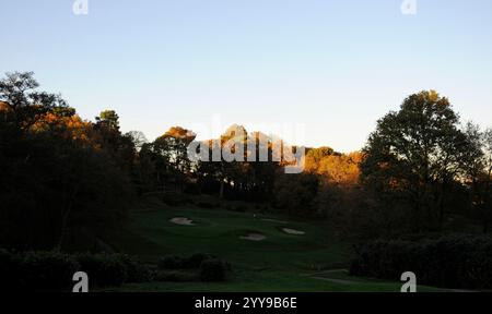 Vue de 9th Tee Down to the Green, jour d'automne, Coombe Golf Club, Richmond-upon-Thames, Surrey, Angleterre Banque D'Images