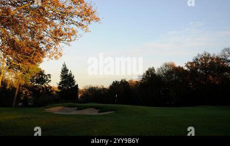 Vue sur 1st Green et Bunker, un jour d'automne, Coombe Golf Club, Richmond-upon-Thames, Surrey, Angleterre Banque D'Images