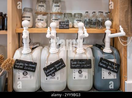 Intérieur d'un magasin de recharge, conteneurs de produits de nettoyage pour remplir ses propres conteneurs et réduire les déchets plastiques, Angleterre, Royaume-Uni Banque D'Images