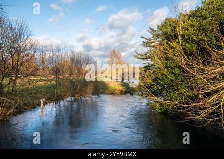 Le River test en hiver qui traverse Stockbridge dans le Hampshire, Angleterre, Royaume-Uni Banque D'Images