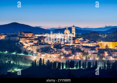 Urbino, Italie cité médiévale fortifiée dans la région des Marches au crépuscule. Banque D'Images