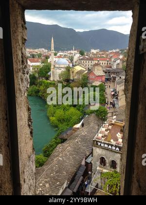 Vue depuis la vieille fenêtre du Vieux Bazar et de la mosquée Koski Mehmed Pacha, Mostar, Bosnie-Herzégovine, Balkans Banque D'Images