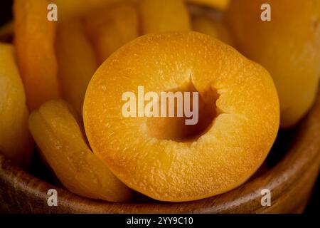 morceaux sucrés séchés d'abricots dénoyautés et d'abricots frais juteux Banque D'Images