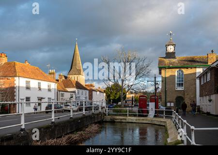 Vue de Stockbridge, une petite ville du Hampshire sur la rivière test, par une journée ensoleillée d'hiver, Angleterre, Royaume-Uni Banque D'Images