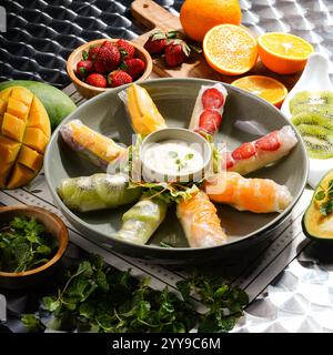 '🍓🥭 Un éclat de fraîcheur tropicale dans chaque bouchée ! Ces rouleaux de printemps aux fruits sont emballés avec de la mangue juteuse, du kiwi, de la fraise et de l'orange, enveloppés dans une charcuterie Banque D'Images