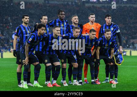 Milan, Italie. 19 décembre 2024. Les joueurs du FC Internazionale s'alignent lors du match de football de la Coppa Italia 2024/25 entre le FC Internazionale et l'Udinese Calcio au stade San Siro. Note finale : Inter 2 : 0 Udinese. (Photo de Fabrizio Carabelli/SOPA images/Sipa USA) crédit : Sipa USA/Alamy Live News Banque D'Images