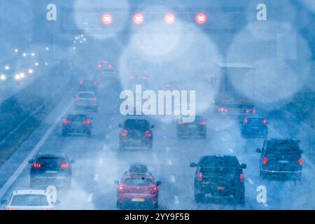 Schneetreiben und dichter Weihnachts-Reiseverkehr auf der Autobahn A8, München-Salzburg, in Richtung Süden, Wintereinbruch, Sauerlach, 20. décembre 2024 Deutschland, Sauerlach BEI München, 20. Dezember 2024, Schneetreiben und dichter Weihnachts-Reiseverkehr auf der Autobahn A8, München-Salzburg, in Richtung Süden, Start in die Weihnachtferien, volle Autobahn am Freitagnachmittag um 15 Uhr, Wintereinbruch, Temperatur CA Kälte Schilderbrücke 120 frühen Banque D'Images