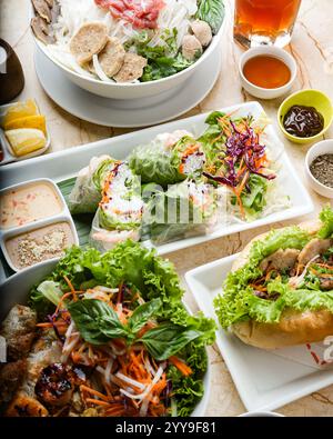 Rouleaux de printemps vietnamiens frais emballés avec des nouilles vermicelles, des légumes croustillants et des crevettes, servis avec une sauce savoureux à la cacahuète, parfait pour un Li Banque D'Images