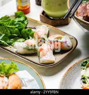 Rouleaux de printemps vietnamiens frais emballés avec des nouilles vermicelles, des légumes croquants et des crevettes, servis avec une sauc savoureux de trempage aux arachides Banque D'Images