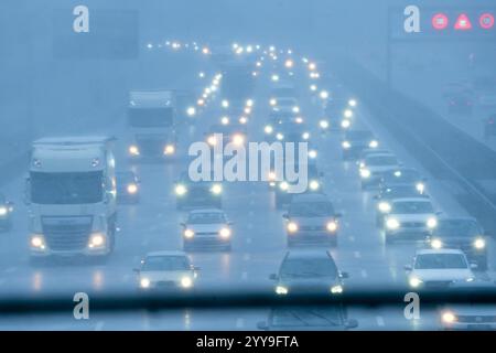 Schneetreiben und dichter Weihnachts-Reiseverkehr auf der Autobahn A8, München-Salzburg, in Richtung Süden, Wintereinbruch, Sauerlach, 20. décembre 2024 Deutschland, Sauerlach BEI München, 20. Dezember 2024, Schneetreiben und dichter Weihnachts-Reiseverkehr auf der Autobahn A8, München-Salzburg, in Richtung Süden, Start in die Weihnachtferien, volle Autobahn am Freitagnachmittag um 15 Uhr, Wintereinbruch, Temperatur CA Kälte Schilderbrücke 120 frühen Banque D'Images