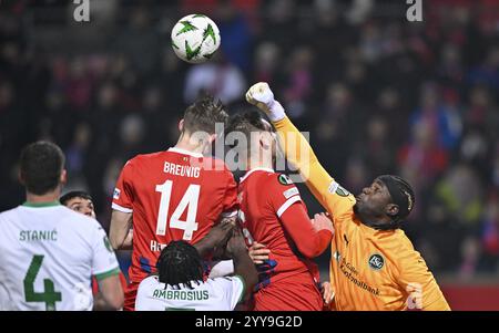 Scène de zone de pénalité, scène de zone de but gardien de but Lawrence ATI-Zigi FC réunis Gallen (01) Fist Defence frappe Benedikt Gimber 1. FC Heidenheim 1846 FCH (05) o Banque D'Images