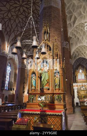 Autel gothique dans une église avec des figures ornées de saints et l'éclairage de chandelles, église St Jakobi, Olsztyn, Allenstein, Warmia-Masuria, Pologne, Europe Banque D'Images