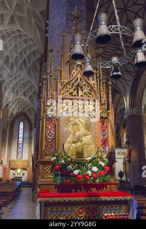 Autel magnifiquement décoré dans une église gothique avec des éléments dorés, église St Jakobi, Olsztyn, Allenstein, Warmia-Masurie, Pologne, Europe Banque D'Images