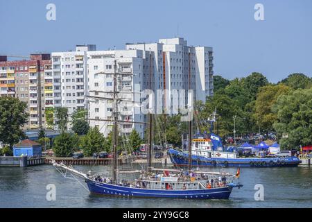 La goélette à trois mâts Santa Barbara Anna navigue sur la rivière Swina à Swinoujscie, Poméranie occidentale, Pologne, Europe de l'est, Europe Banque D'Images