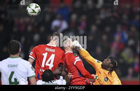 Scène de zone de pénalité, scène de zone de but gardien de but Lawrence ATI-Zigi FC réunis Gallen (01) Fist Defence frappe Benedikt Gimber 1. FC Heidenheim 1846 FCH (05) o Banque D'Images