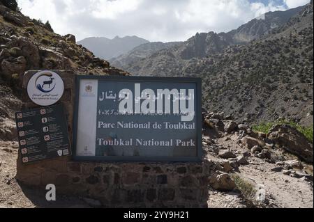 PARC NATIONAL DU TOUBKAL, MAROC - 30 SEPTEMBRE 2024 : Parc national du Toubkal le panneau d'entrée Banque D'Images