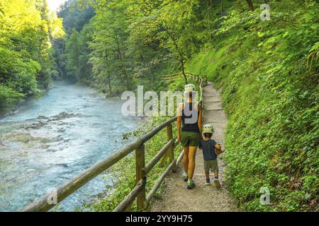 Touristes appréciant une promenade pittoresque à travers la magnifique gorge de vintgar près de Bled, slovénie, un jour d'été Banque D'Images