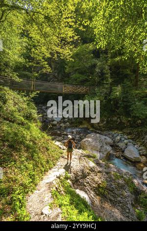 Touriste profitant de la vue imprenable sur la rivière Zadlascica cristalline qui coule à travers la gorge tolmin dans le parc national du triglav, slovénie Banque D'Images