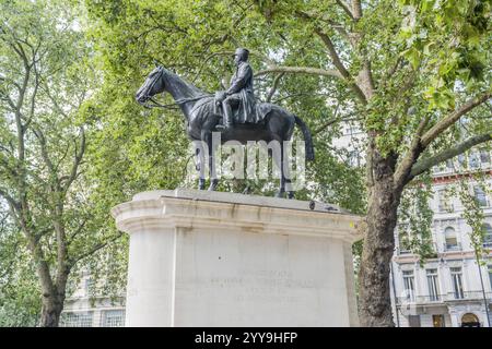 Statue équestre dans un parc urbain entouré de grands arbres, Londres, Angleterre, 20 juillet 2023 Banque D'Images