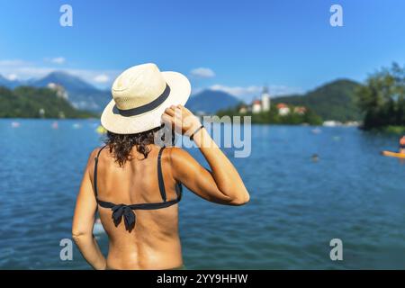 Touriste appréciant les vacances d'été au lac Bled, lac glaciaire dans les alpes juliennes, slovénie, célèbre destination touristique en europe Banque D'Images