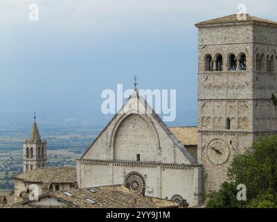 Façade de la cathédrale de san rufino et clocher roman avec horloge dominant la vallée d'assise et la campagne ombrienne environnante Banque D'Images