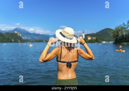 Touriste appréciant les vacances d'été au lac Bled, lac glaciaire dans les alpes juliennes avec l'île Bled et le château Bled Banque D'Images