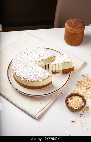 Tranches de cheesecake assorties disposées en cercle sur une assiette blanche, présentant une variété de saveurs et de garnitures, y compris le chocolat, les fruits, la noix de coco Banque D'Images