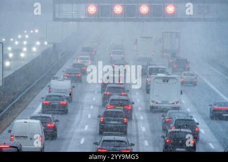 Schneetreiben und dichter Weihnachts-Reiseverkehr auf der Autobahn A8, München-Salzburg, in Richtung Süden, Wintereinbruch, Sauerlach, 20. décembre 2024 Deutschland, Sauerlach BEI München, 20. Dezember 2024, Schneetreiben und dichter Weihnachts-Reiseverkehr auf der Autobahn A8, München-Salzburg, in Richtung Süden, Start in die Weihnachtferien, volle Autobahn am Freitagnachmittag um 15 Uhr, Wintereinbruch, Temperatur CA Kälte Schilderbrücke 120 frühen Banque D'Images