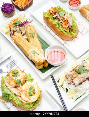 Déjeuner bento mignon et créatif avec boulettes de riz souriantes enveloppées d'algues avec laitue, carottes, chou et poulet pané croustillant Banque D'Images