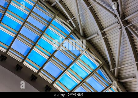 Un grand espace ouvert avec un toit bleu. Le toit bleu est une caractéristique importante de l'espace, et il crée un sentiment d'ouverture et d'expansion. Le blu Banque D'Images