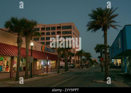 Une rue à l'aube à Jacksonville Beach, Floride Banque D'Images
