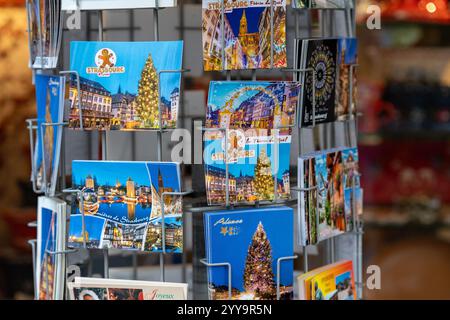 Strasbourg, France - 6 décembre 2024 : cartes postales dans une boutique de cadeaux à Strasbourg et en Alsace. Les Frouiniers Banque D'Images