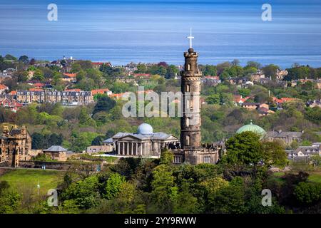 Le monument Nelson et le bâtiment collectif de l'Observatoire de la ville sur Calton Hill à Édimbourg, Écosse, Royaume-Uni. Banque D'Images