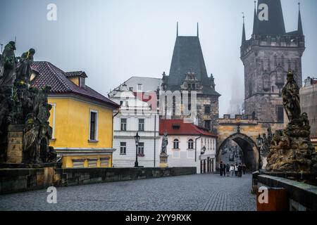 Prague, République tchèque - 11 octobre 2024 : Pont Charles avec Tour du pont Mala Strana à Prague Banque D'Images