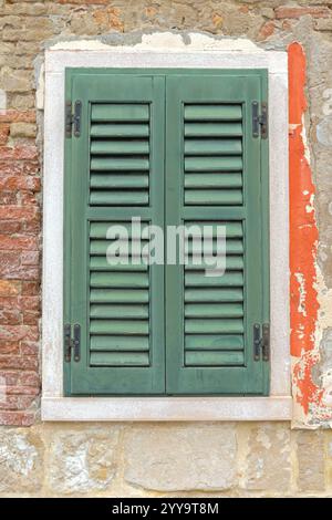 Volets de fenêtre en bois vert fermé stores à l'île de Burano à Venise Italie Banque D'Images