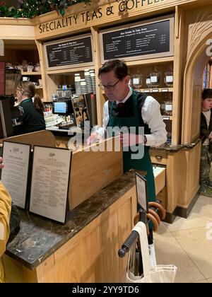 Magasin de thé Betty à Ilkley Yorkshire Angleterre nourriture manger l'après-midi tasse de thé soucoupe crème scones petits pains gâteaux serveuse à l'intérieur du stand magasin personne Banque D'Images