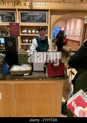 Magasin de thé Betty à Ilkley Yorkshire Angleterre nourriture manger l'après-midi tasse de thé soucoupe crème scones petits pains gâteaux serveuse à l'intérieur du stand magasin personne Banque D'Images